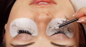 Eyelash-Extensions-Removal.